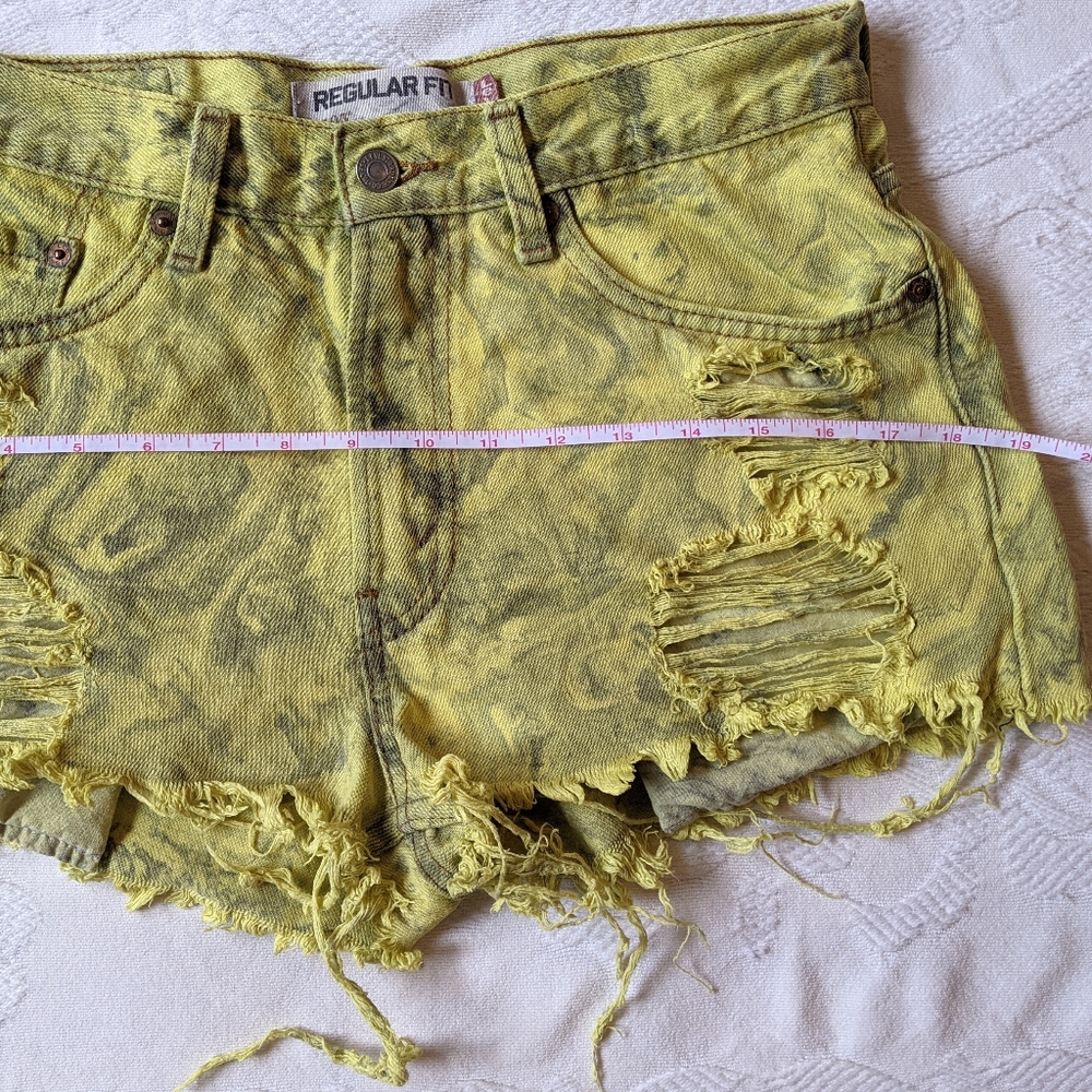 LEVI'S - 505 Frayed Cut-Off Yellow Swirl Shorts - Picture 8 of 10